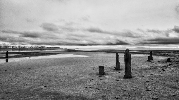 大盐湖荒凉冬季无人机航拍素材与废弃码头图片下载