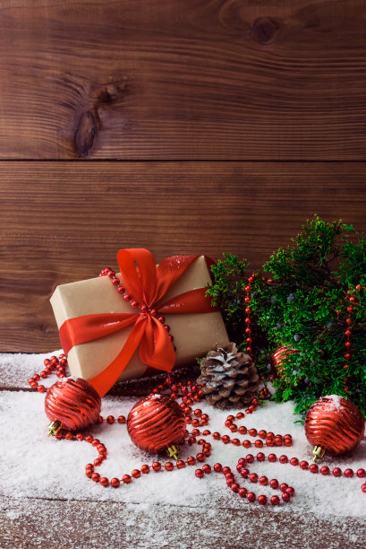 垂直照片的圣诞作文从木材的背景从针叶树，玩具为圣诞树，锥和礼盒与红丝带与一个蝴蝶结图片下载