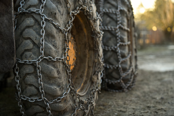 照片细节与雪地轮胎链上的大卡车车轮图片下载