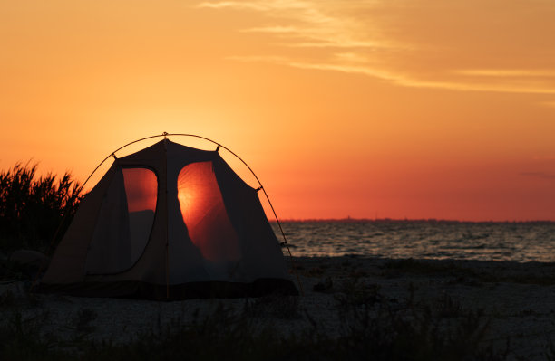夏天日落时在海滩上露营帐篷图片下载
