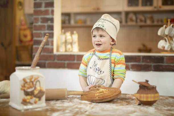 厨房里快乐的小厨师。图片下载