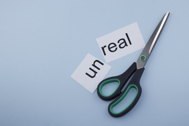 真实和虚幻。用剪刀手工剪纸图片下载