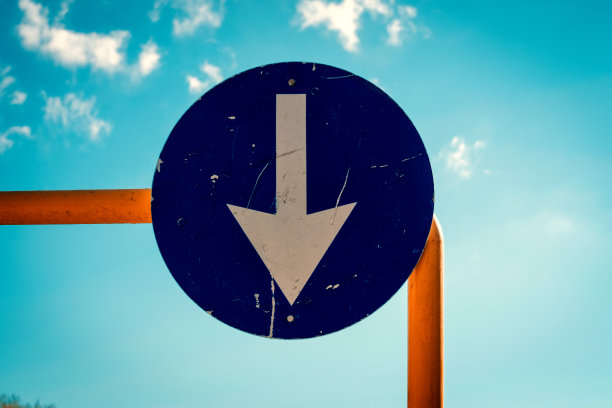 蓝色，圆形右转交通标志图片下载