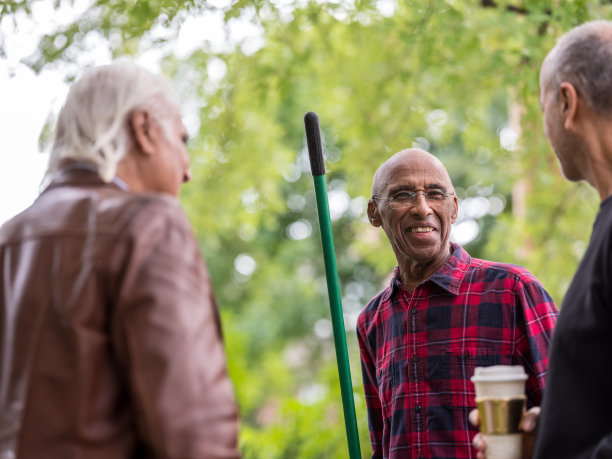 老邻居友好的交谈图片下载