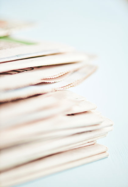 明亮的背景下一叠报纸图片下载