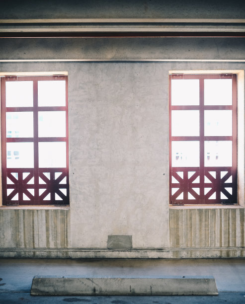 两扇窗户之间图片下载