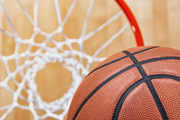 俯视着一个几乎在球馆木地板背景下的篮球网图片下载
