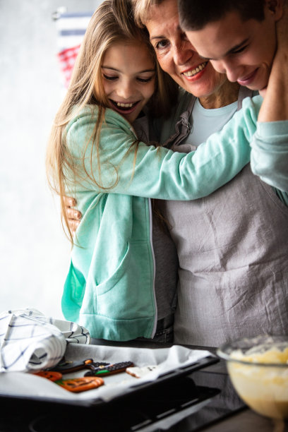 奶奶和孙子一起烤饼干图片下载