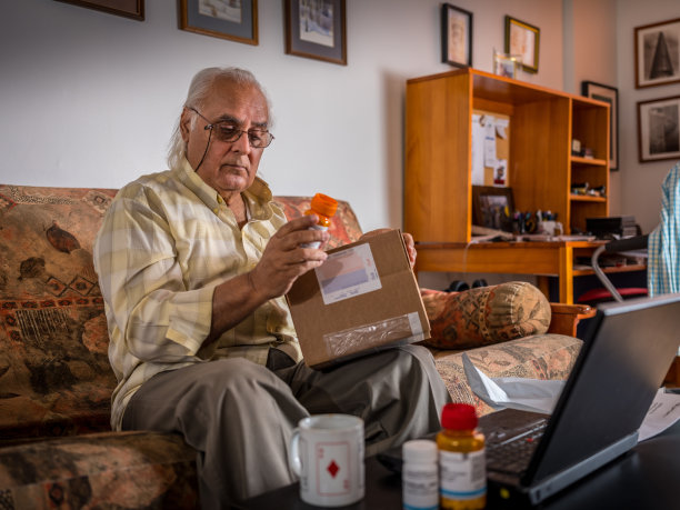 成熟的男人，家里有药品供应图片下载