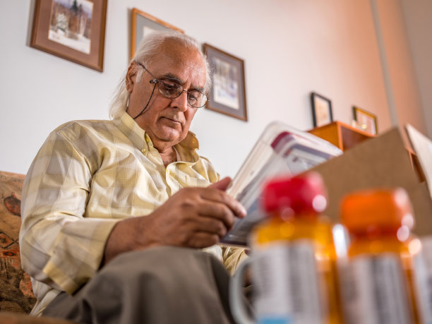 成熟的男人，家里有药品供应图片下载