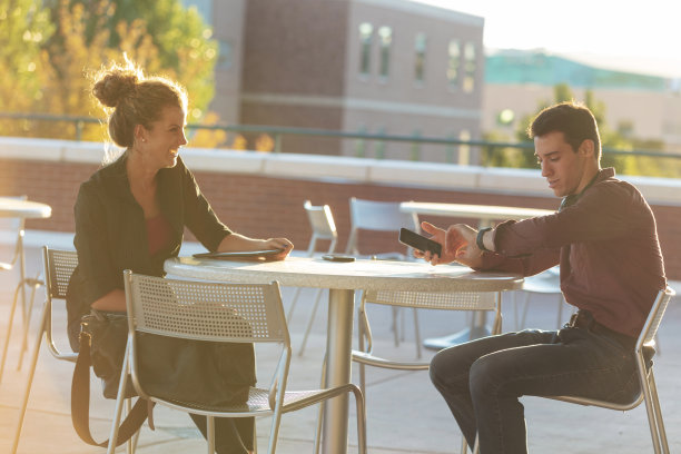 新千年青年的户外技术图片下载