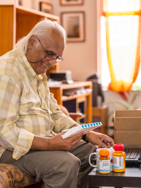 成熟的男人，家里有药品供应图片下载