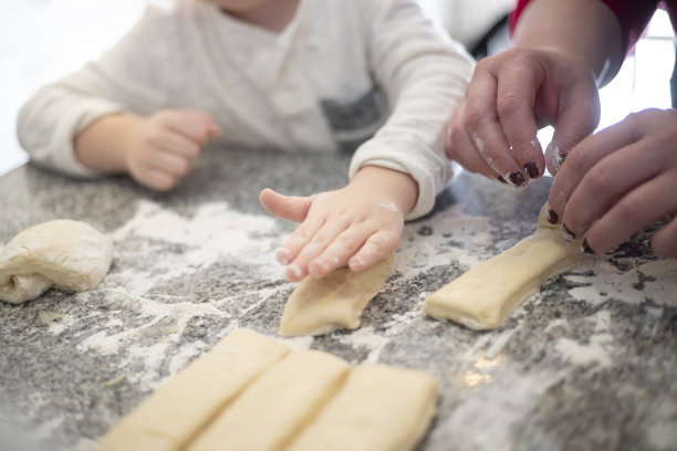 孩子在享受烹饪的乐趣图片下载