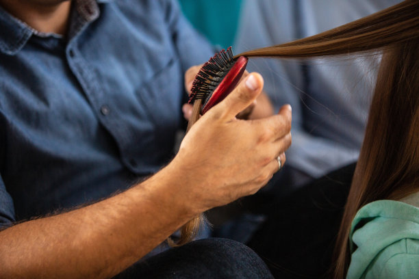 单身父亲照顾女儿图片下载
