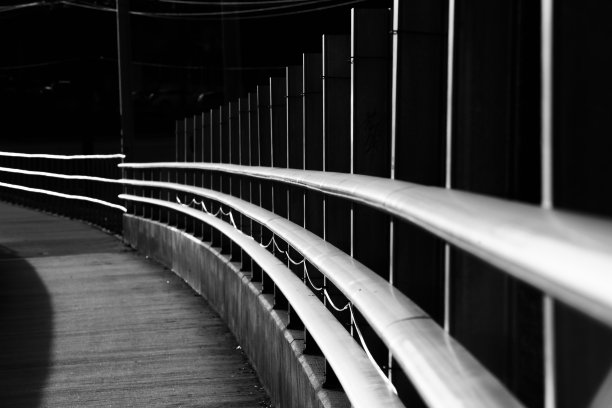 室外弯曲的金属扶手抽象照片图片下载