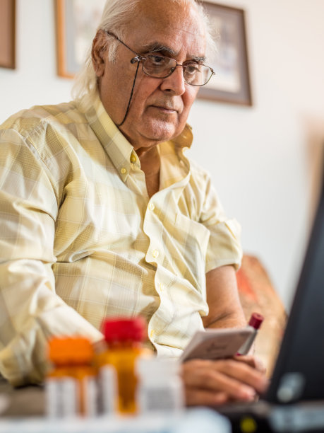 成熟的男人，家里有药品供应图片下载