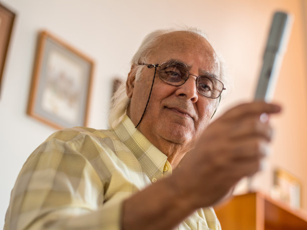 成熟的男人，家里有药品供应图片下载