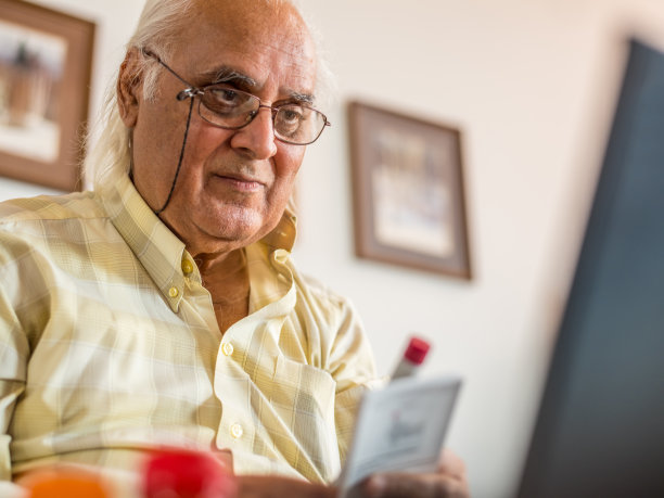 成熟的男人，家里有药品供应图片下载