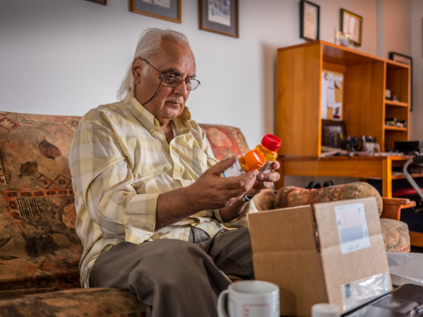 成熟的男人，家里有药品供应图片下载