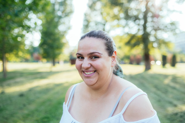 美丽超重的年轻女人摆姿势图片下载