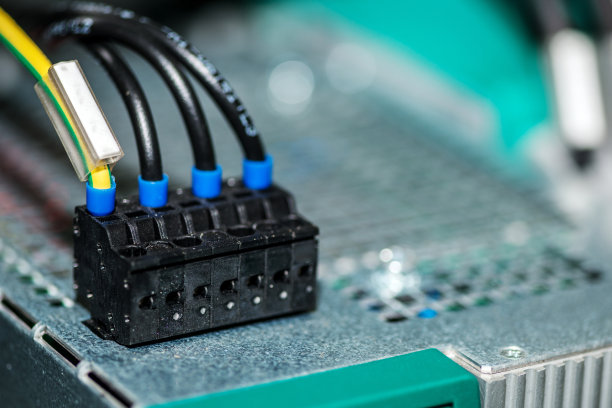 机械工业的近距离物体:电缆连接和电气元件图片下载