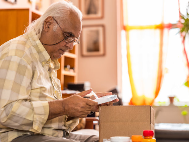 成熟的男人，家里有药品供应图片下载