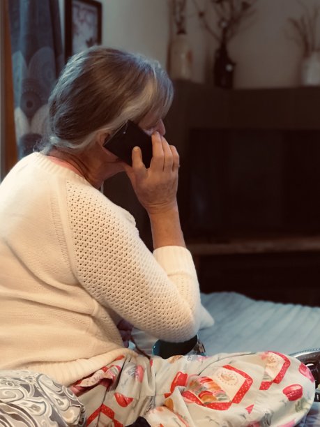 成熟的女人在疼痛或生病时，抱着肚子，用手机图片下载