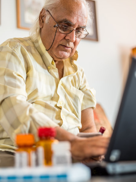成熟的男人，家里有药品供应图片下载