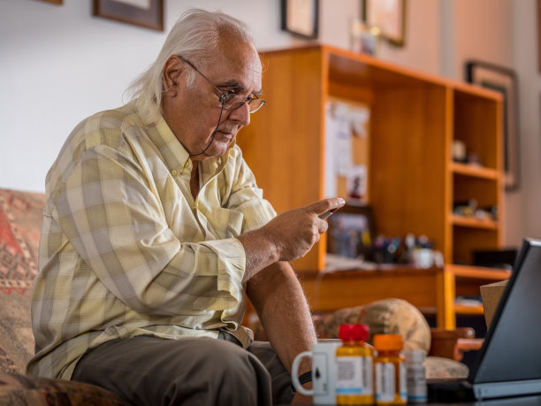 成熟的男人，家里有药品供应图片下载