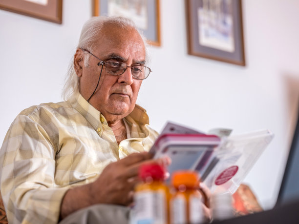 成熟的男人，家里有药品供应图片下载