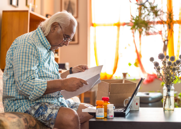 成熟的男人，家里有药品供应图片下载