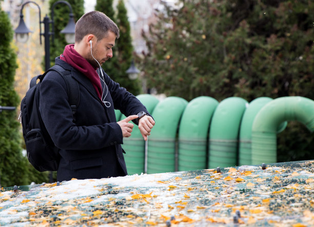 年轻人通过智能手表控制自己的音乐播放列表图片下载