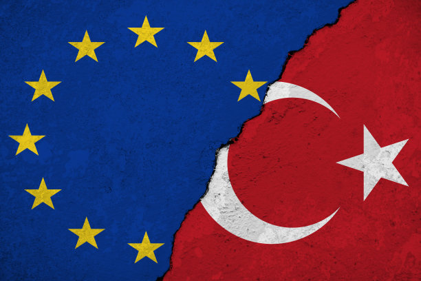 欧盟，土耳其，破墙上的旗帜图片下载
