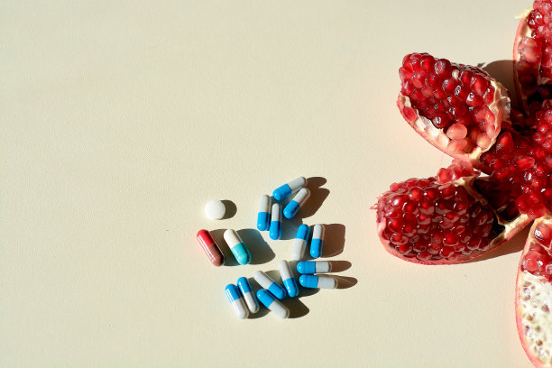 石榴、片剂、胶囊、药丸。健康生活的概念。图片下载