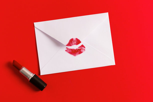 红唇吻白色信封，红底。图片下载