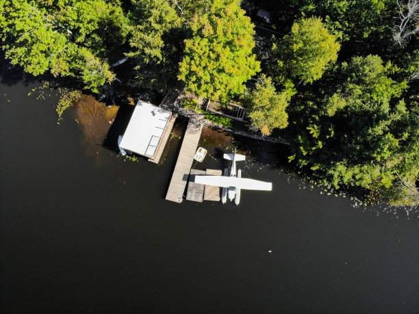 水上飞机和码头鸟瞰图图片下载