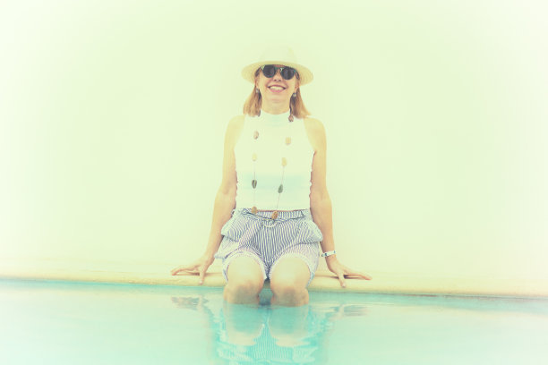 活跃的老年人:泳池边的快乐女人图片下载