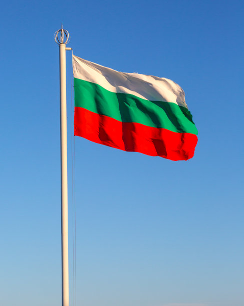 天空中飘扬的保加利亚国旗图片下载