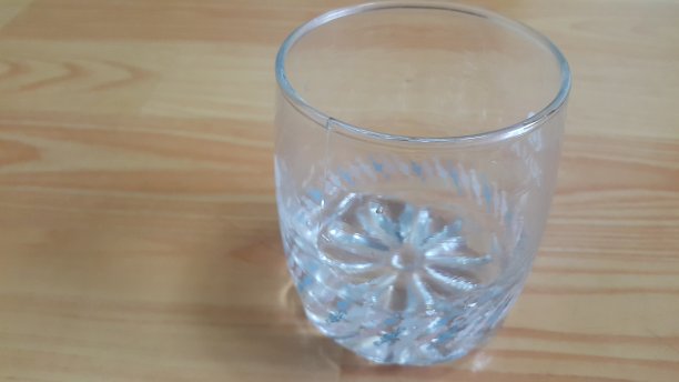 近距离观看白色玻璃在木地板的背景图片下载