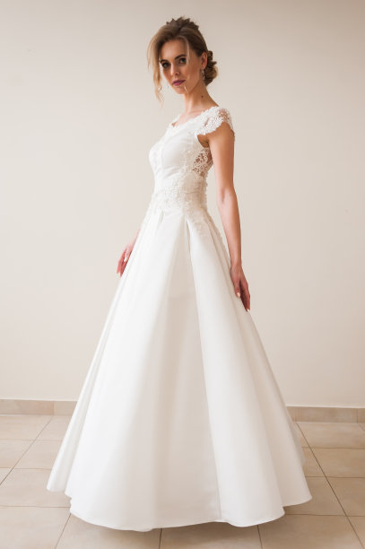 美丽的肖像新娘穿着时尚的婚纱与奢华的喜悦化妆和发型工作室室内照片。图片下载