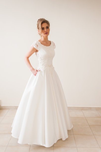 美丽的肖像新娘穿着时尚的婚纱与奢华的喜悦化妆和发型工作室室内照片。图片下载