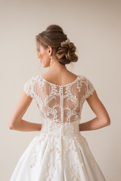 美丽的肖像新娘穿着时尚的婚纱与奢华的喜悦化妆和发型工作室室内照片。图片下载