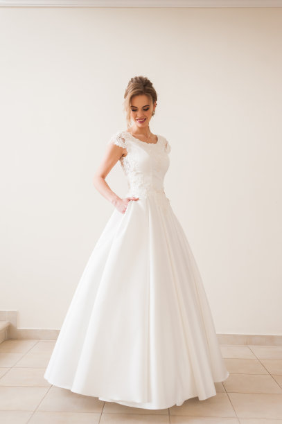 美丽的肖像新娘穿着时尚的婚纱与奢华的喜悦化妆和发型工作室室内照片。图片下载