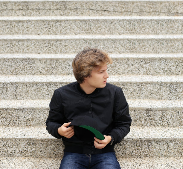 坐在城市街道上的少年图片下载