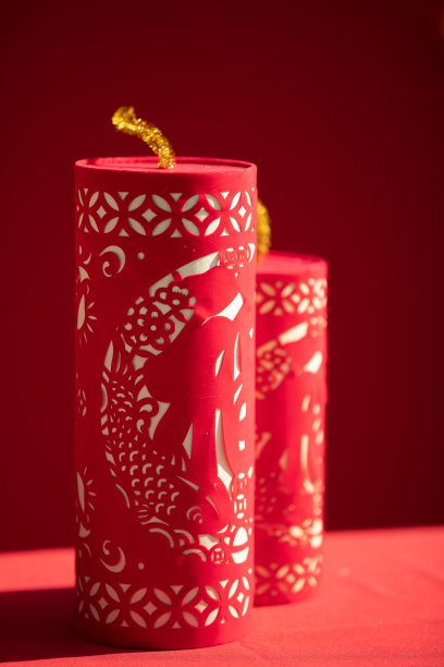 传统中国新年放鞭炮，红灯笼象征吉祥幸福图片下载