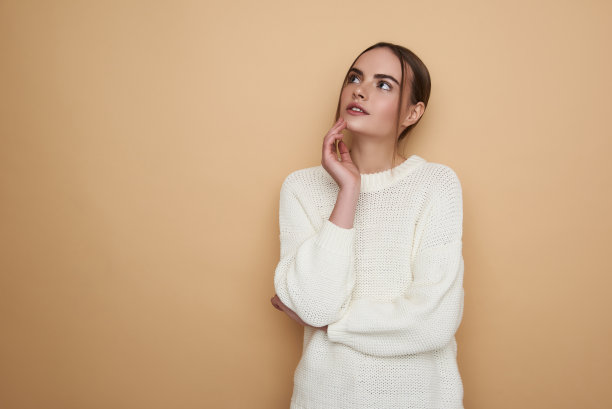 腰部以上的沉思年轻女子抬头图片下载