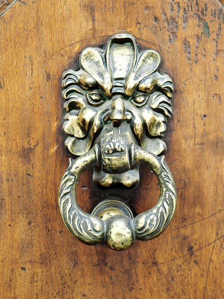 古木门，门把手为青铜狮头图片下载