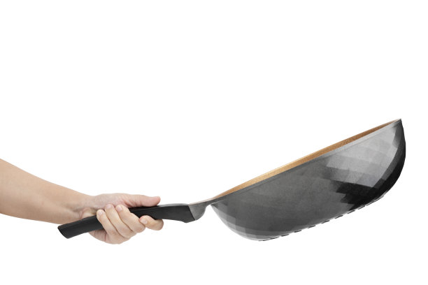 手在空平底锅和影子上煎。图片下载