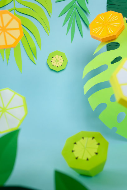 纸做的水果。蓝色背景。热带地区。图片下载