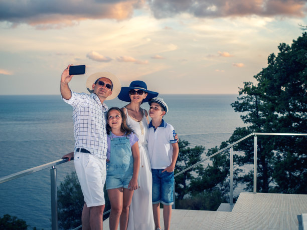 一家四口在欧洲度假图片下载